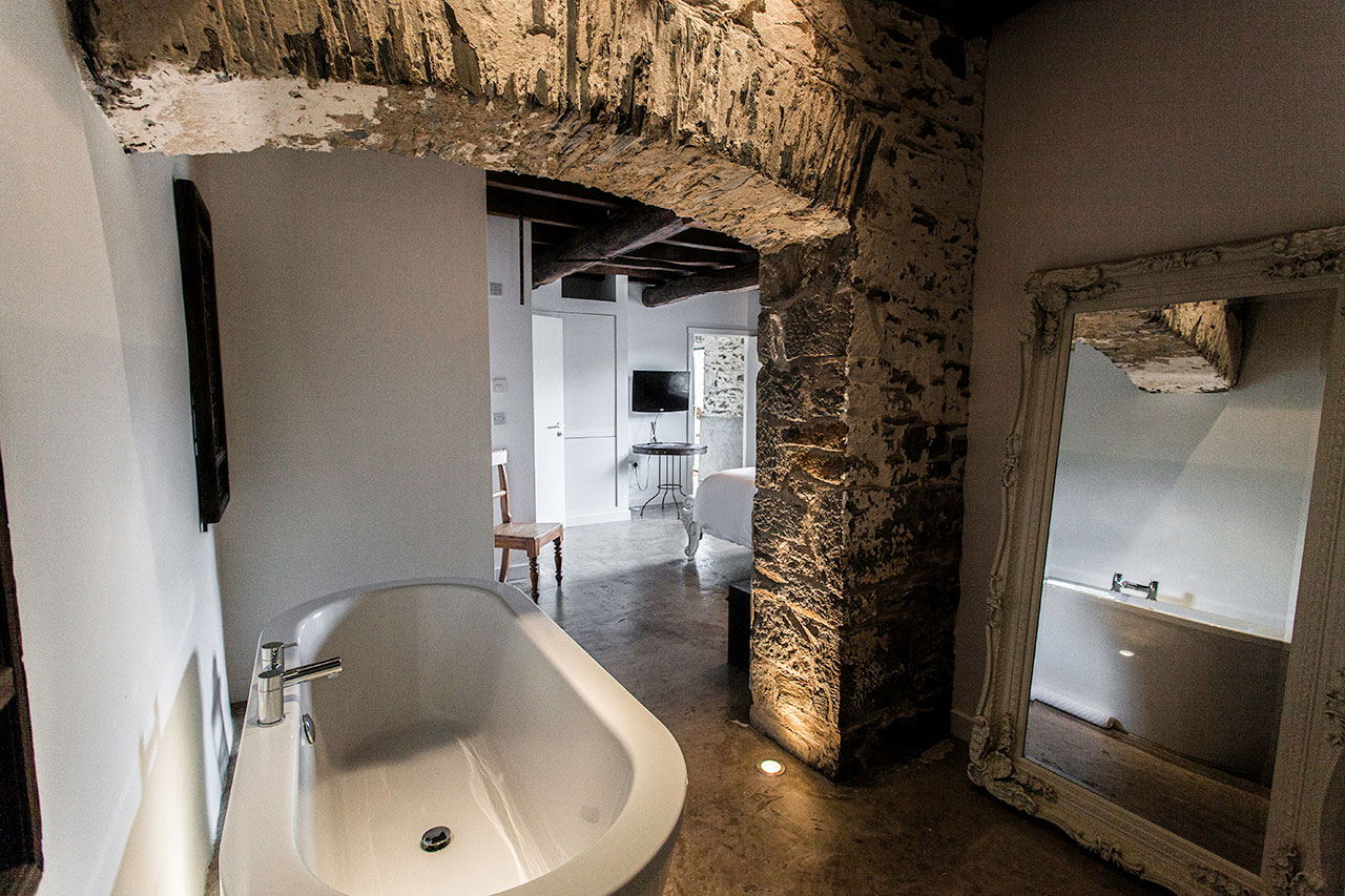 Barn room 5 Bath Tub